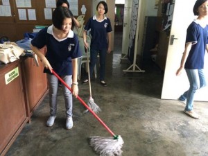 Salah seorang ahli sedang mengemop lantai Bilik Gerakan.